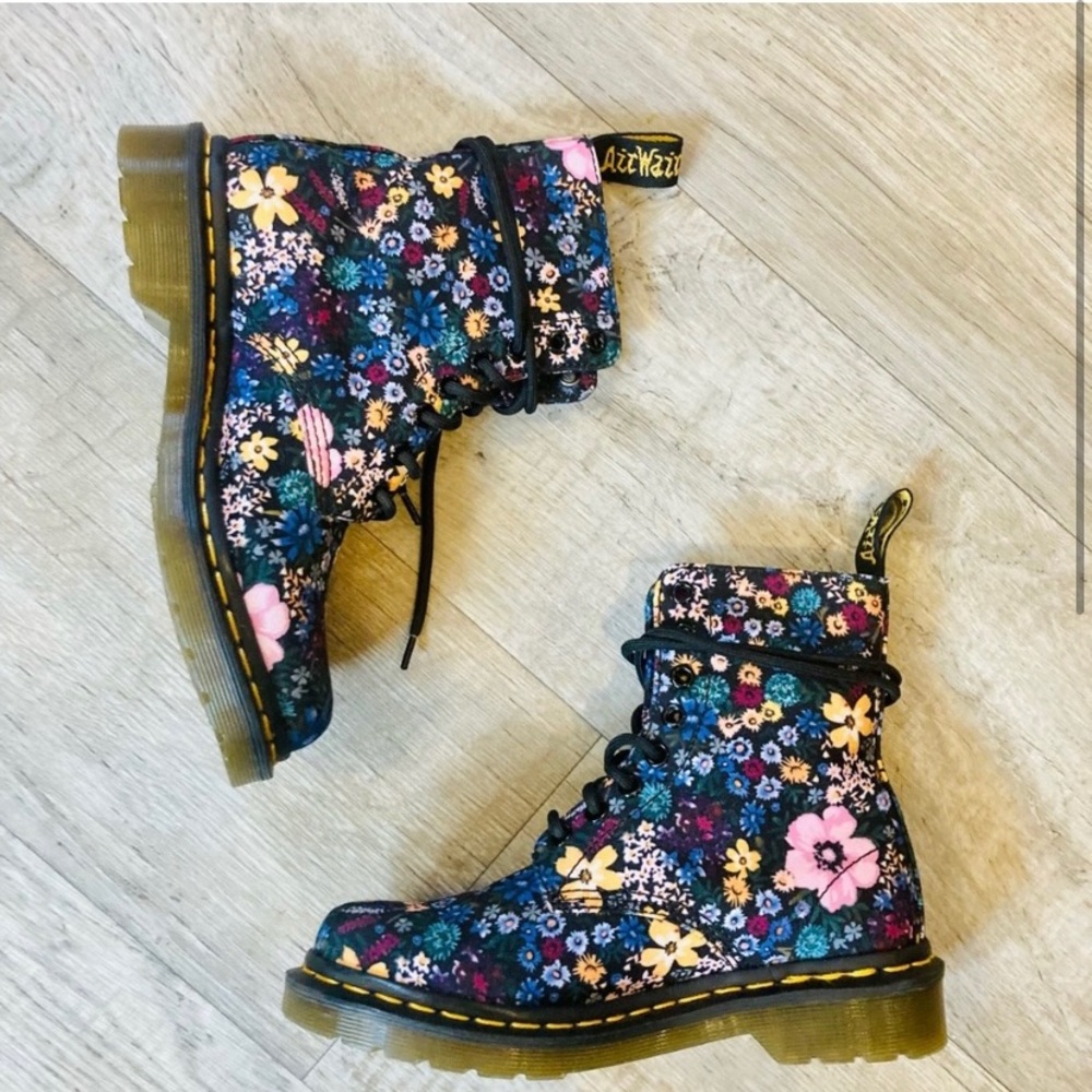 Dr. Martens Pascal Wanderlust 1460 Floral Canvas Lace Up Combat Boots size 6